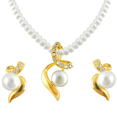 Aabha Pearl Pendant Set